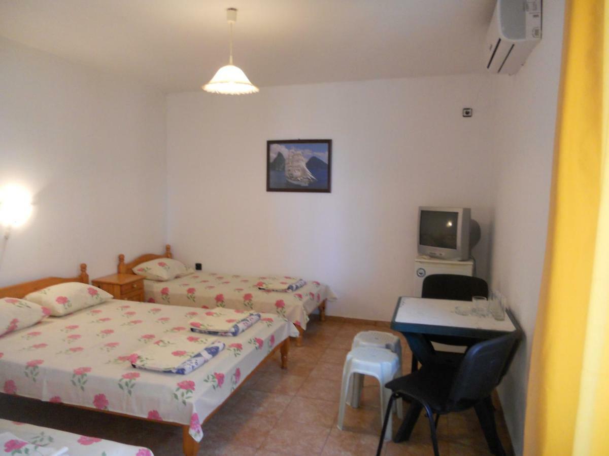 Guest House "Tania" Ahtopol Extérieur photo