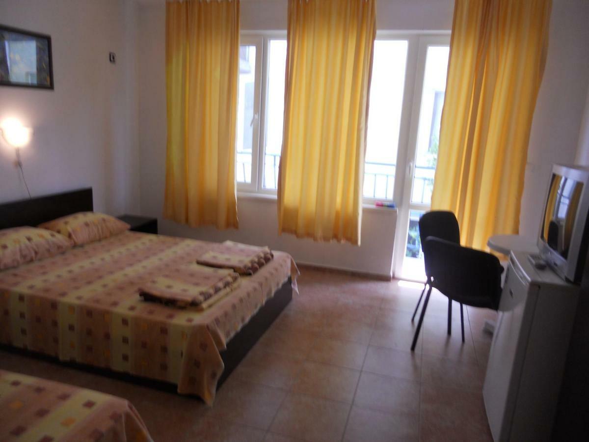 Guest House "Tania" Ahtopol Extérieur photo