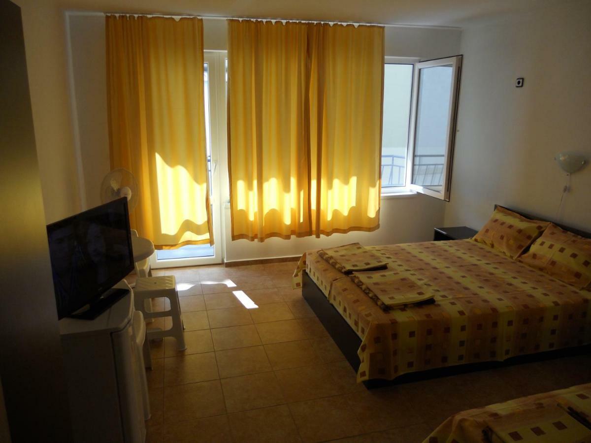 Guest House "Tania" Ahtopol Extérieur photo